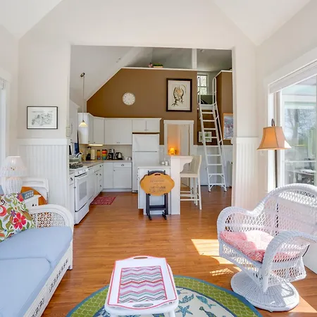 Lake Access And Pools Sun-Soaked Westford Cottage!